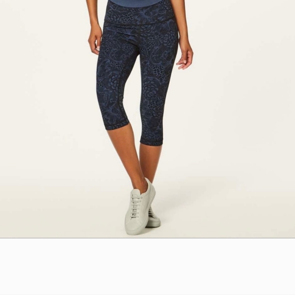Lululemon Wunder Under Crop Leggings, Black and Blue Floral, Size 4 - Picture 10 of 10